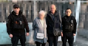Евакуйовані літні чоловік і жінка. Фото: поліція Херсонської області