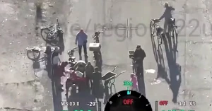 Вид з дрона. Жителі окупованих Олешок на лівобережжі Херсонщини збираються виїжджати з міста. Скриншот з опублікованого відео