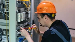 Фахівець Київстар за роботою