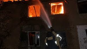 Надзвичайники ліквідовують пожежу у двоповерховій житловій будівлі у Бериславському районі. Фото: ДСНС Херсон
