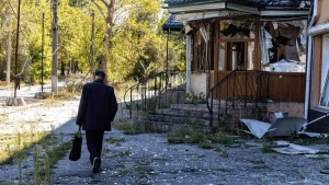 Наслідки обстрілів військами РФ однієї з вулиць Херсона