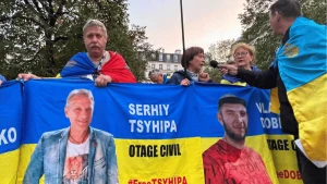 Фото зі сторінки: Union des Ukrainiens de France. Акція на підтримку українських цивільних полонених
