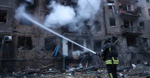 Рятувальник гасить пожежу, що виникла внаслідок атаки рф по Херсону, 17 жовтня 2026 року. Фото: ДСНС України в Херсонській області﻿ / Facebook
