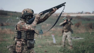 Морпіхи 37 ОБрМП відпрацьовують знищення повітряних цілей із помпової рушниці