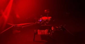 Один із дронів, за допомогою якого доставляли коробки з гуманітарною допомогою в окуповані Олешки на Херсонщині. Скриншот з відео Заріни Забріскі / Facebook