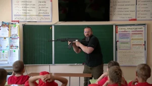 Юрій Афанасьєв, заступник керівника «Руху перших» на окупованій Херсонщині, проводить «муніципальний етап» «Зірниці 2.0» в Скадовському районі. Квітень 2025 року