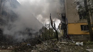 Пошкоджені будинки в Херсоні внаслідок удару авіабомбами