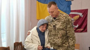 Вручення почесного нагрудного знаку Головнокомандувача ЗСУ «Комбатантський хрест» дружині Сергія Гостєва. Фото: Херсонський обласний ТЦК та СП