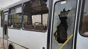 Пошкоджений внаслідок російської атаки автобус