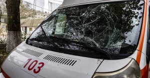 Пошкоджений автомобіль швидкої допомоги в Херсоні внаслідок російської атаки дронами 26 жовтня. Фото: Олександр Андрющенко / Вгору