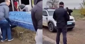 Скриншот із відео, на якому родичі перекладають труну через зупинку автомобілів поліцією / Instagram @tipove_rokutne
