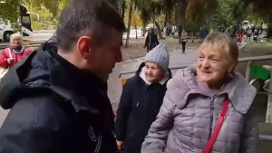 Дмитро Лубінець з жителями Олешків