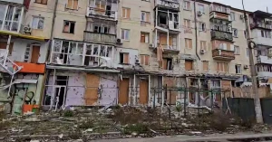 "Червона зона" Херсона. Ліквідація наслідків російських ударів. Скриншот із відео ХОВА