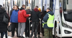 Евакуйовані жителі Олешків біля автобусів у Білорусі. Фото: БелТА