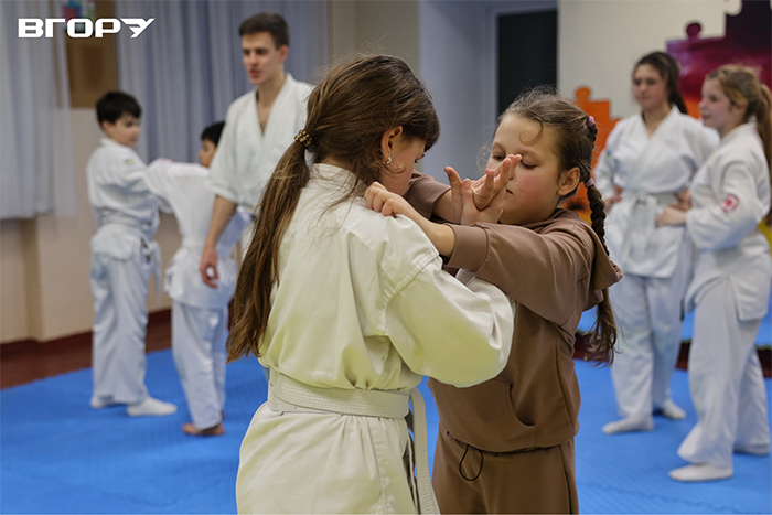 Арья з Херсона (праворуч). Фото Олени Гнітецької  / "Вгору"