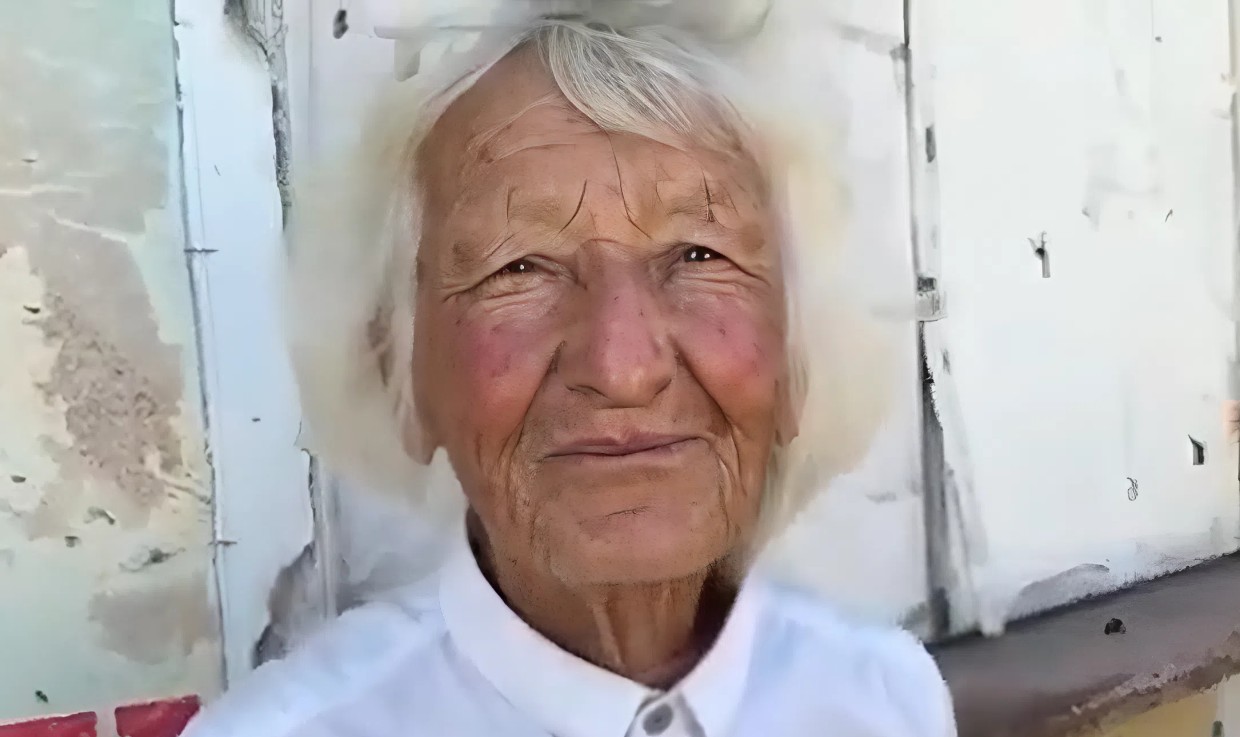 Бабуся Лаура, яку російські військові атакували з безпілотника. Скріншот із відео Заріни Забріскі