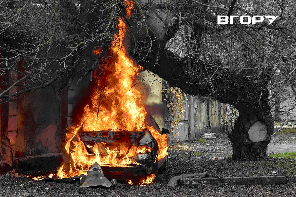 Цивільний автомобіль у Херсоні, на який окупанти скинули вибухівку з безпілотника FPV