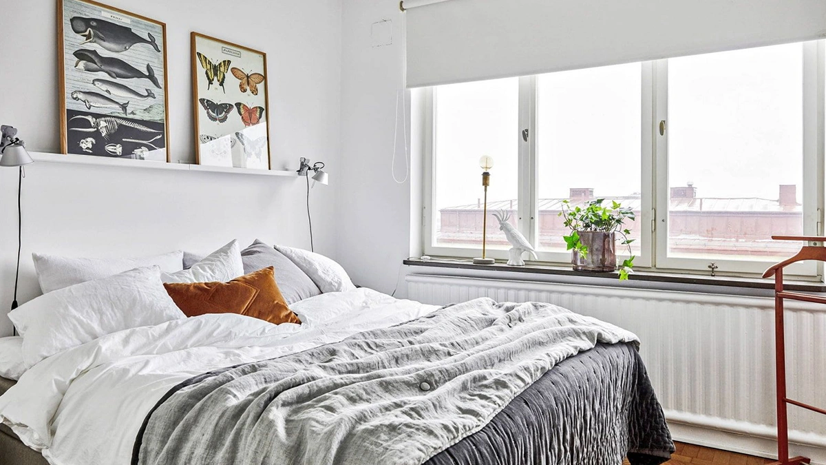 Простора кімната з двоспальним ліжком