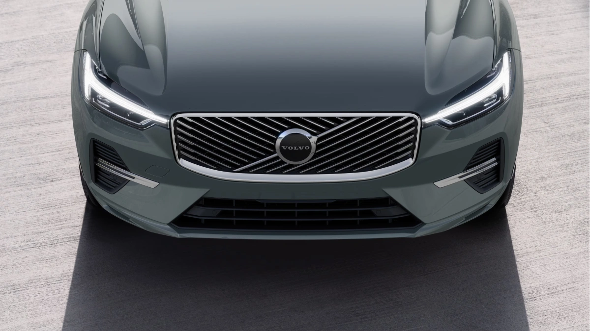 Екстер'єр автомобіля Volvo з оглядом у три чверті на тлі міської вулиці, на якому видно одну сторону, дах і частину передньої частини.