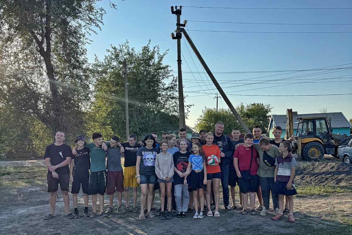 Гра з дітьми в волейбол подарованими фермером м’ячами