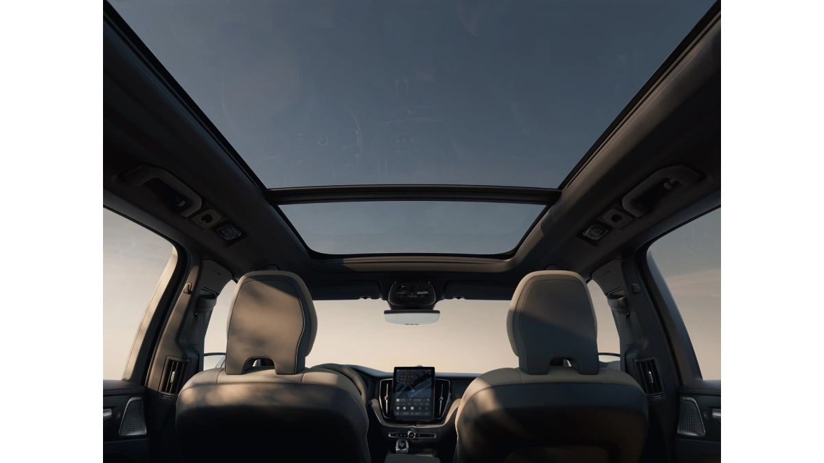 Інтер'єр Volvo XC60, з акцентом на просторий салон з панорамним дахом.