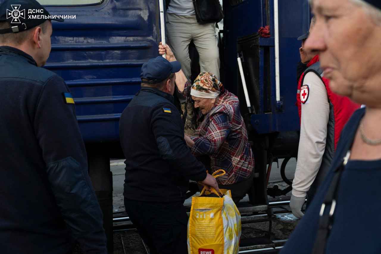 Херсонка выходит из эвакуационного поезда на вокзале Хмельницкий.