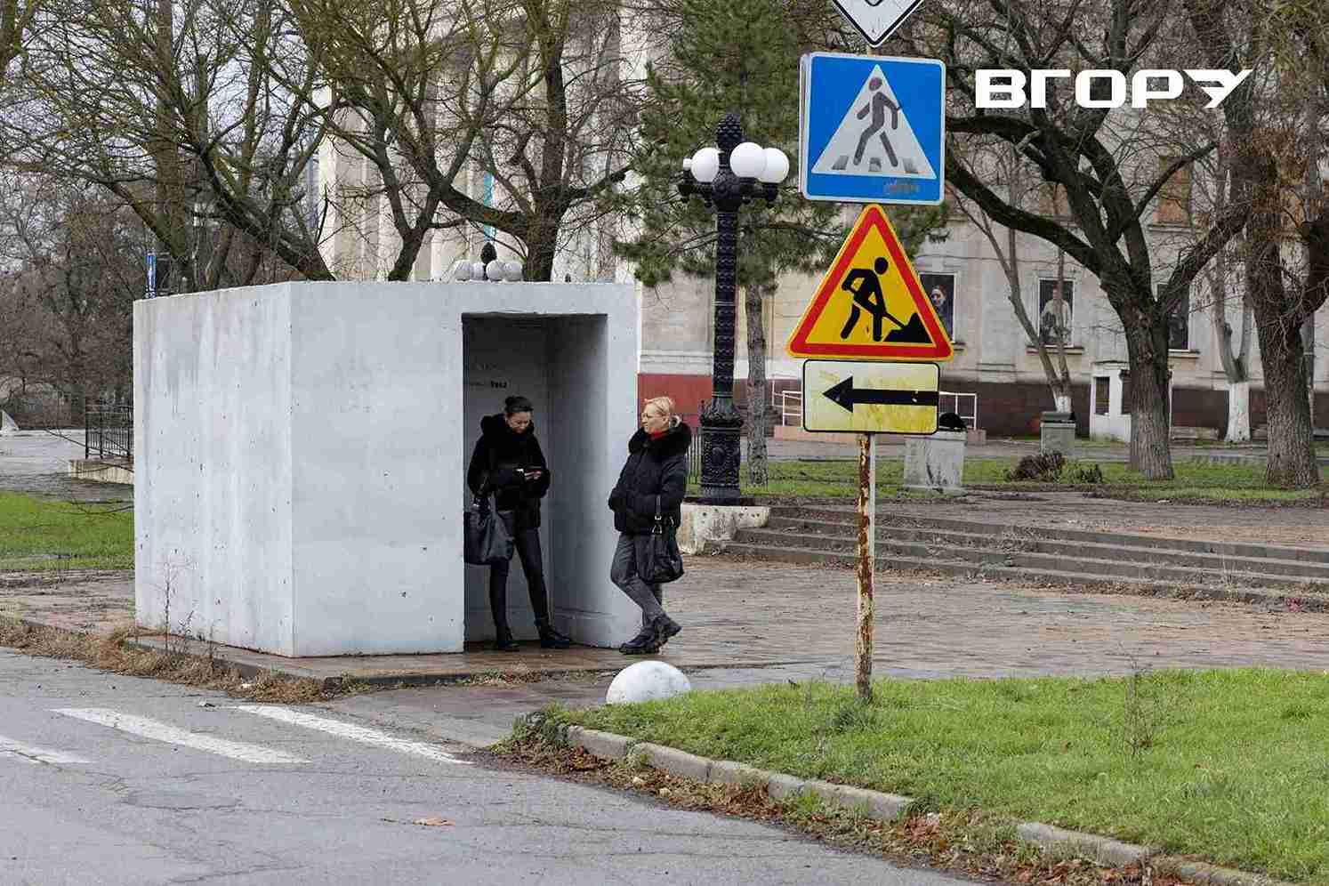 Мешканки Херсона перечікують російські обстріли поряд з укриттям
