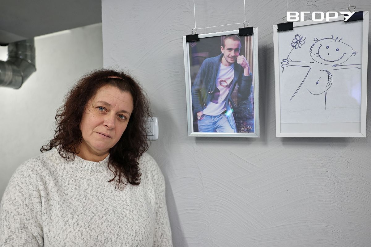 Ірина Ковальська біля малюнків свого сина Сергія на виставці «Мистецтво несвободи. Російський полон очима цивільного»