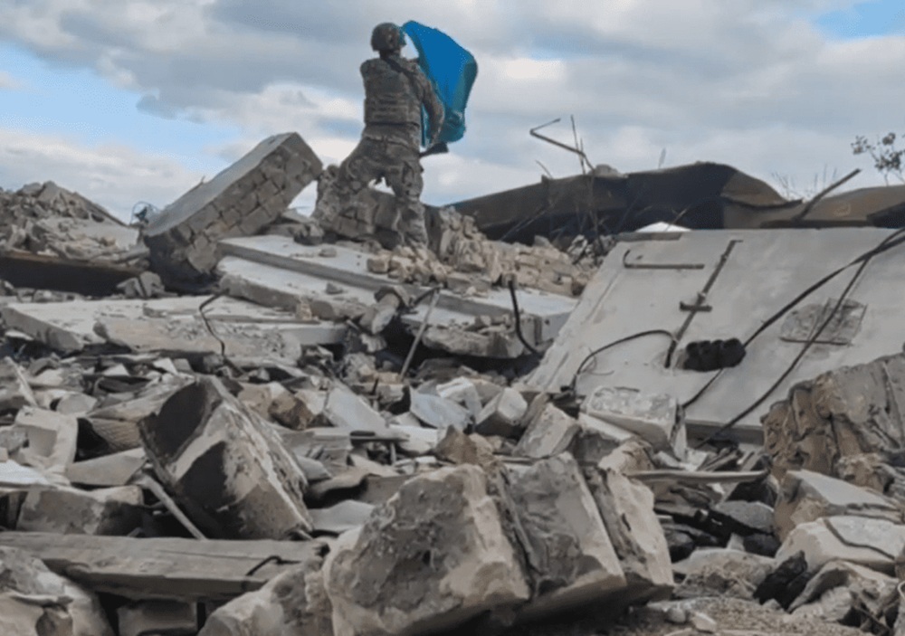 Російський військовий нібито піднімає прапор на Карантиному острові в Херсоні