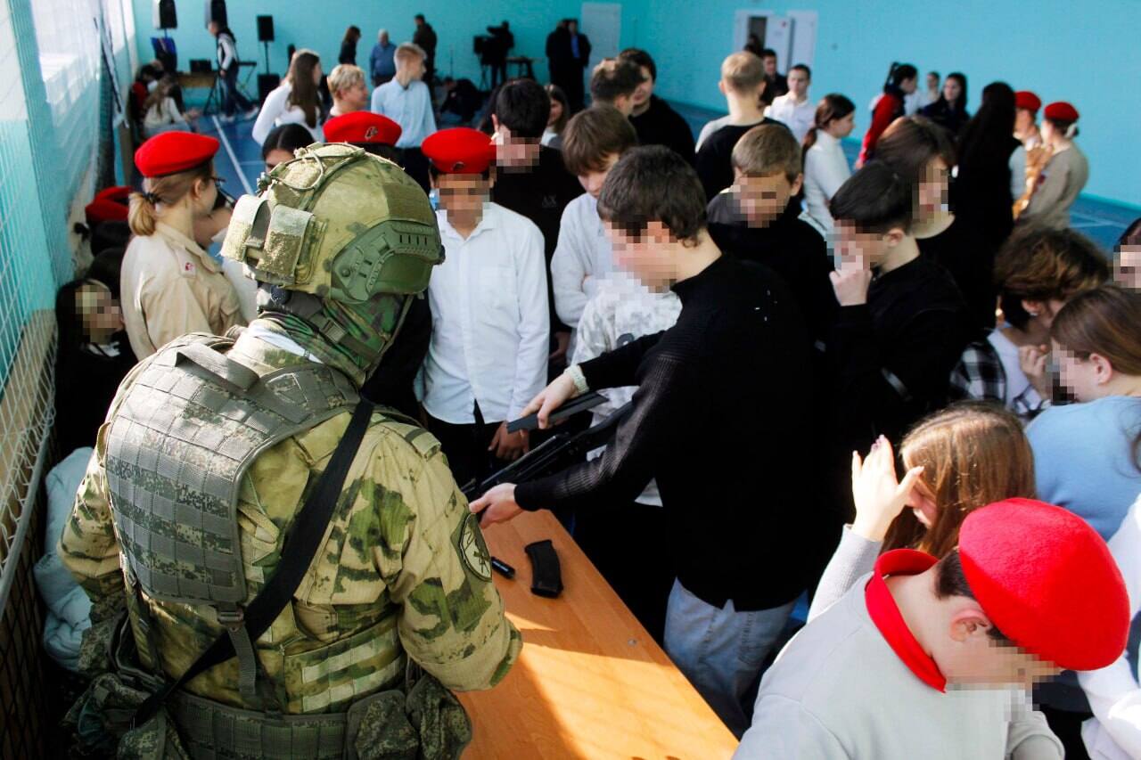 Российские военные проводят профориентационное мероприятие для школьников ко «Дню призывника» в оккупированном Геническе Херсонской области