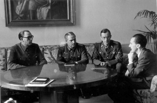 Генерал Власов і його соратники по РОА на зустрічі з Геббельсом