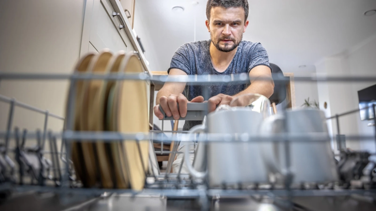 Завантаження посуду в посудомийку