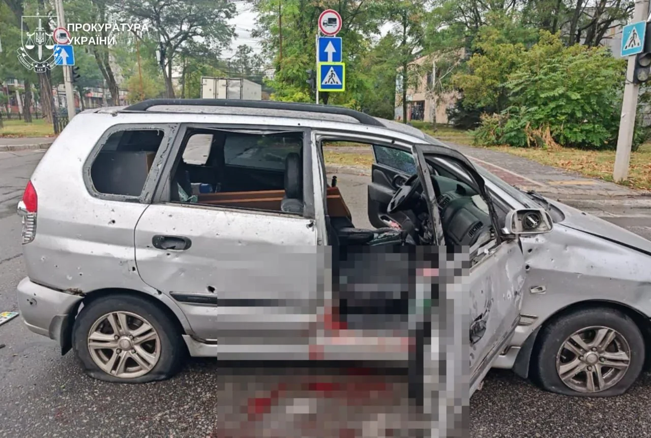 Автівка після обстрілу російськими військовими