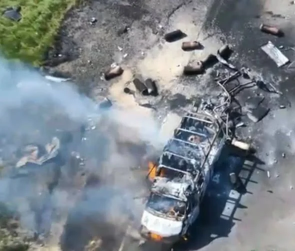 Автобус волонтерів, що підірвався на в’їзді до Олешок 15 квітня 2026