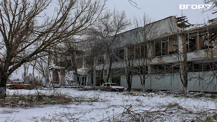 Зруйновані обстрілами військ РФ будівлі будинку культури у Посад-Покровському, грудень 2022 року. Фото Олени Гнітецької / ”Вгору”