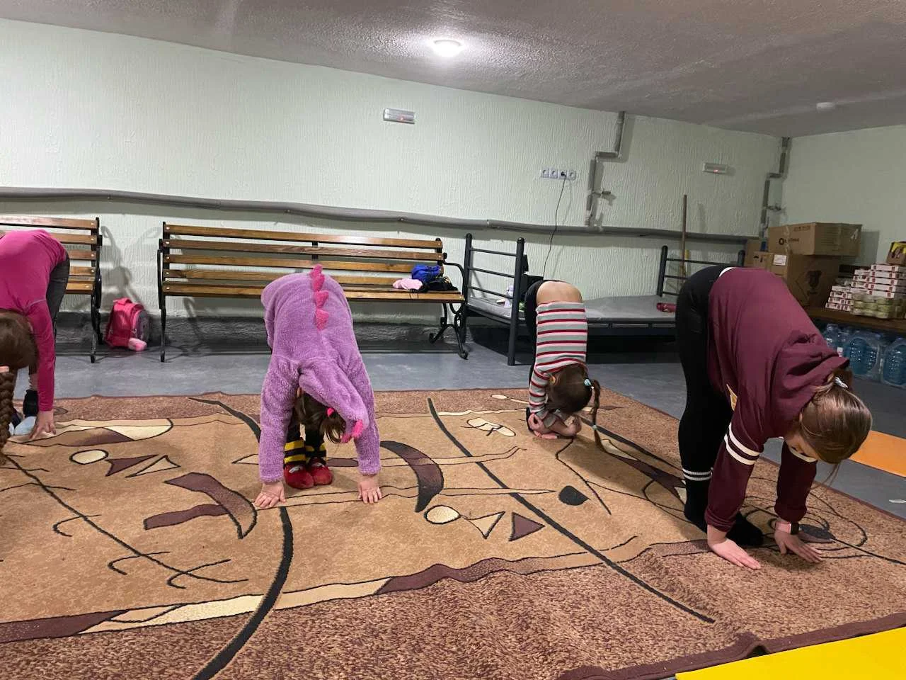 Діти в одному з укриттів Херсона займаються танцями