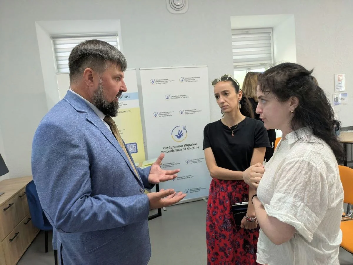 Василь Донець спілкується з жінками