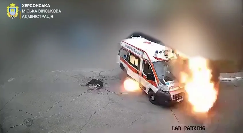 Влучання російського дрона в автівку швидкої допомоги у Херсонській громаді