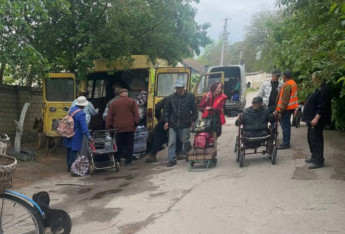 Українські волонтери допомагають мешканцям Олешок дістатися до більш безпечних зон