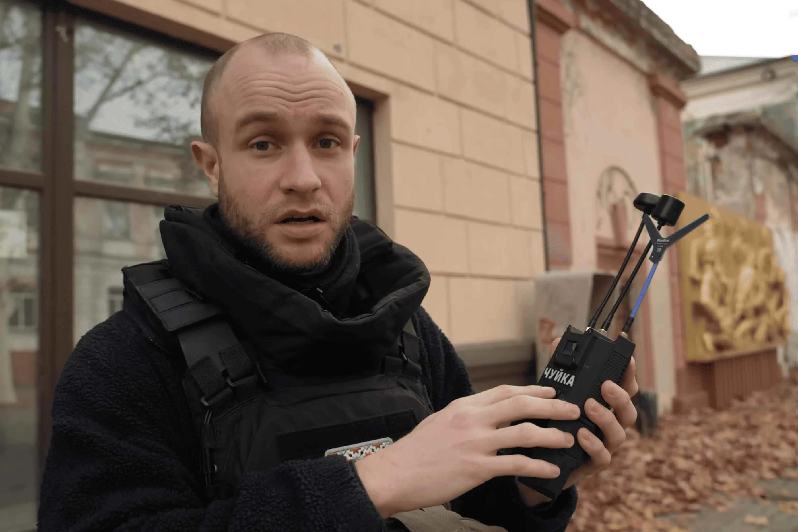 Френсіс Фаррел у Херсоні тримає в руках детектор дронів &ldquo;Чуйка&rdquo;