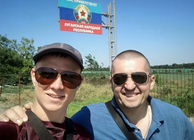 Юрій Афанасьєв (праворуч) на окупованій Луганщині