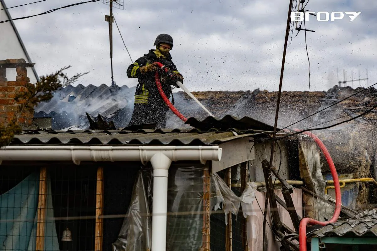 Гасіння пожежі після обстрілу в Херсоні