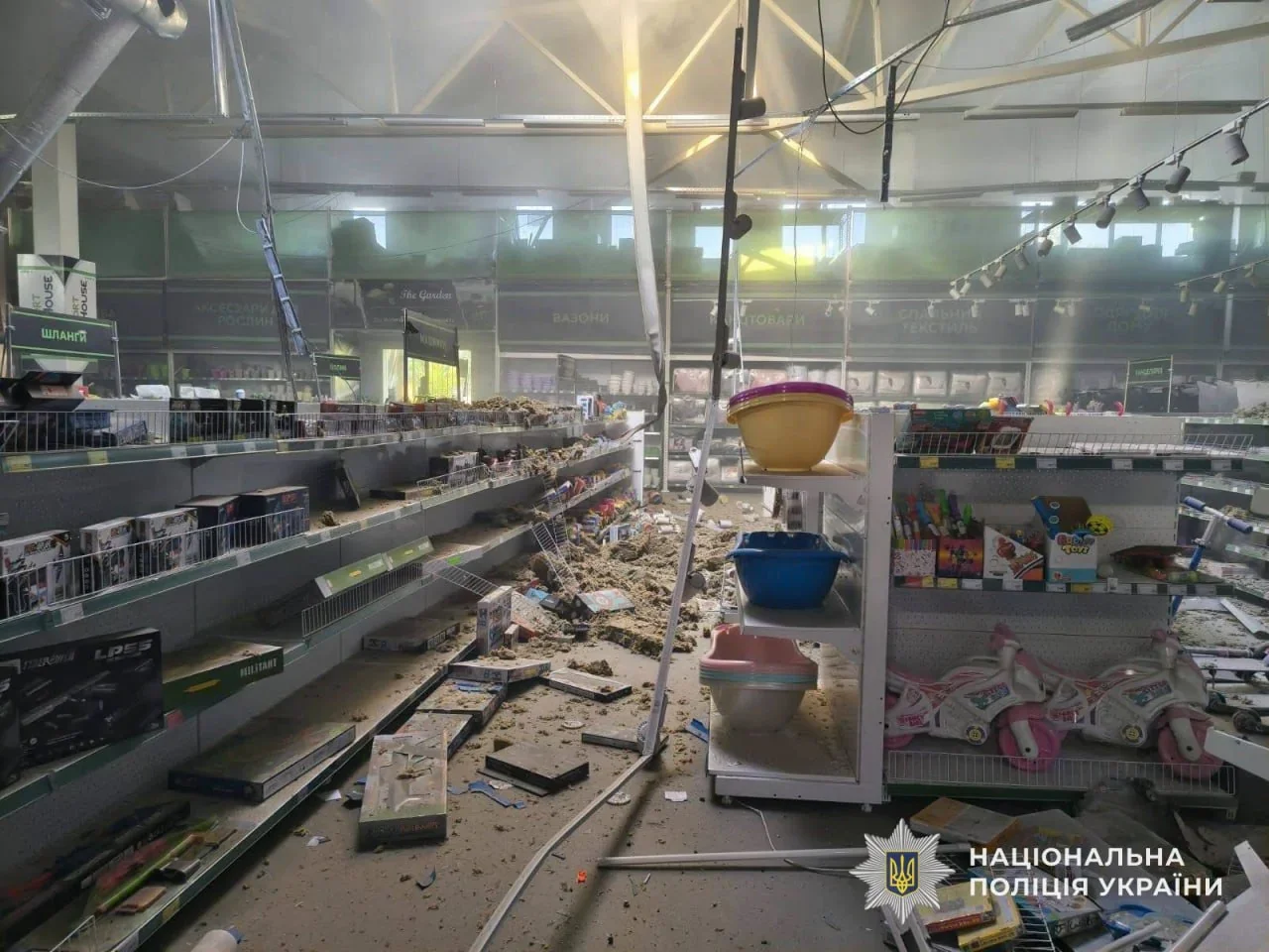 Господарський магазин у Нікополі після обстрілу