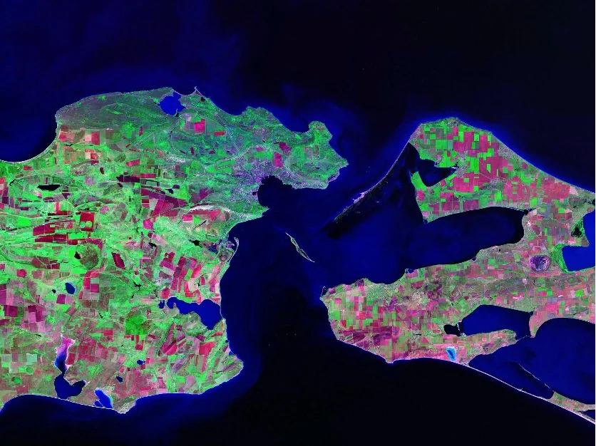 Керченська протока, яка сполучає Азовське та Чорне моря. Супутниковий знімок Landsat / NASA, Wikimedia Commons, суспільне надбання.