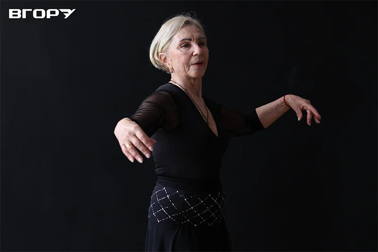 Учасниця занять зі східних танців Любов Олексіївна. Фото Олени Гнітецької  / "Вгору"