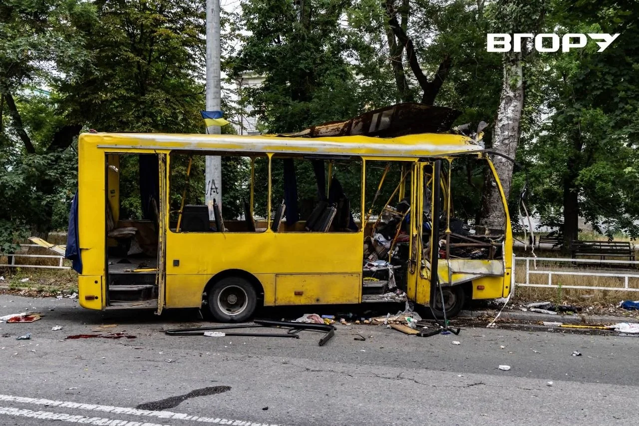 Маршрутний автобус після російської атаки