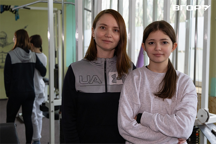 Відвідувачки спортзалу Марʼяна та Дарʼя. Фото Олександра Андрющенка / ”Вгору”