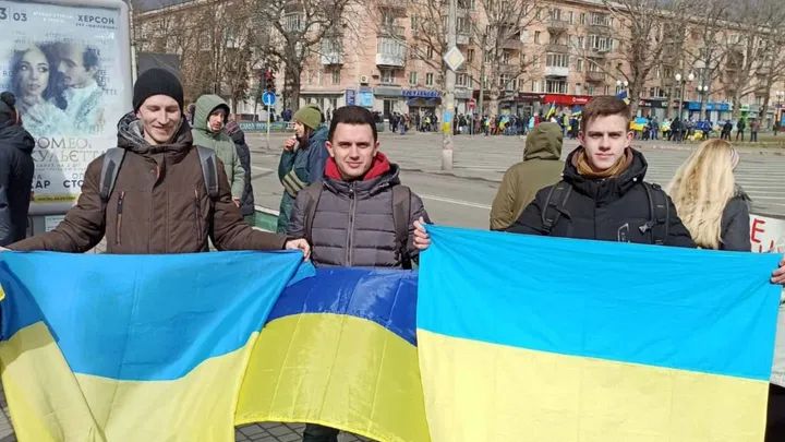 Брати Гараєви на мітингу на підтримку України на початку окупації Херсона. Фото з архіву Артема Гараєва