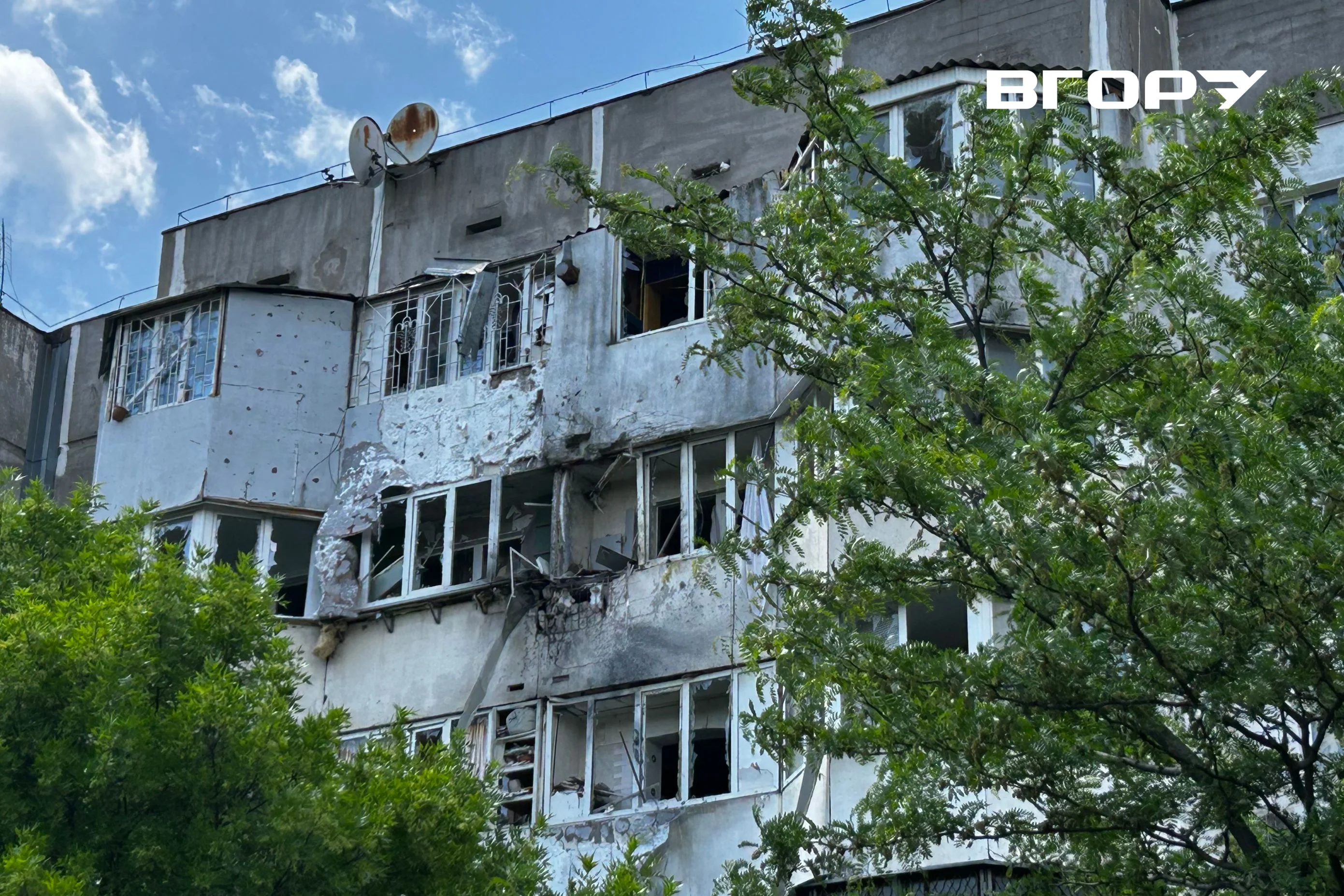 Наслідки атаки дрона “Молнія” по багатоповерхівці у Херсоні