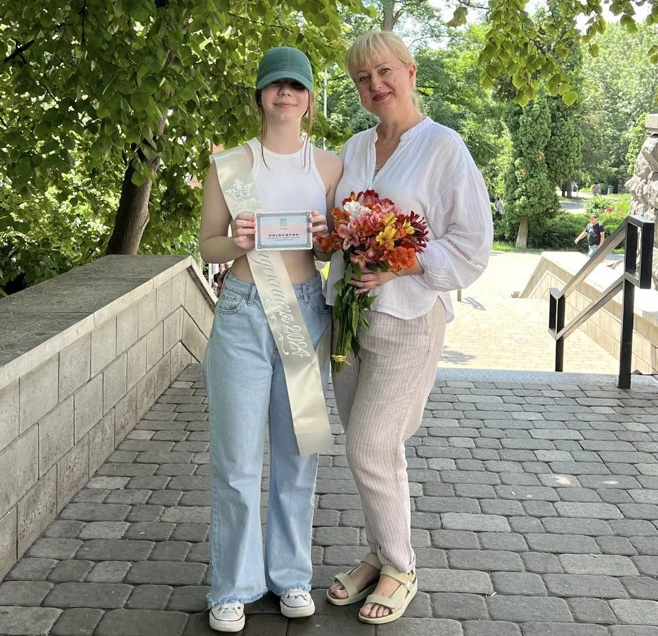 Ніна зі свідоцтвом про повну середню освіту біля своєї класної керівниці